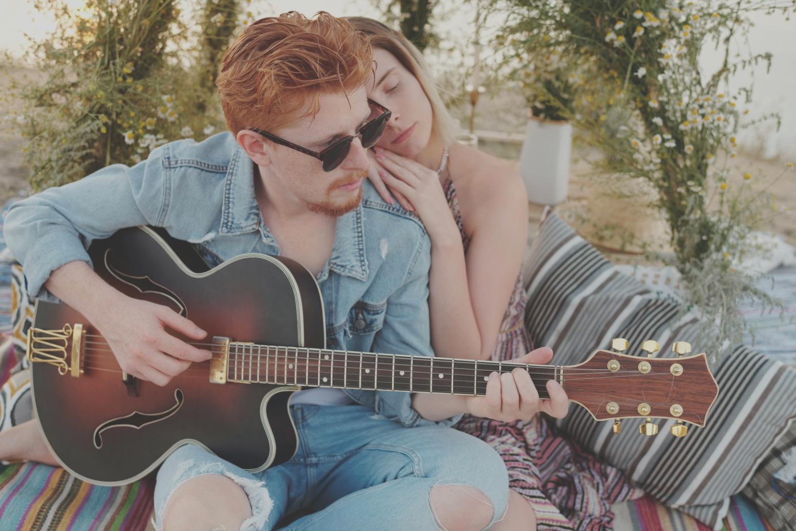 Studente che analizza una partitura musicale storica