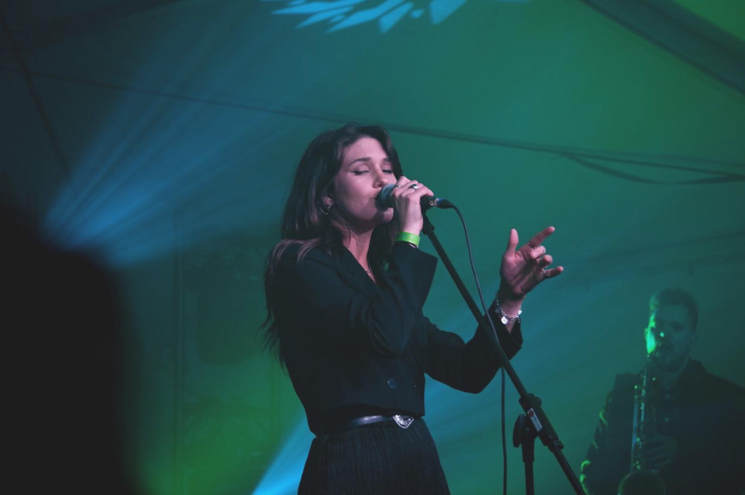 Sessione di analisi musicale con materiali didattici e strumenti di ascolto